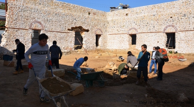 Alanya Gülevşen Camii'nde zemin kazısı devam ediyor