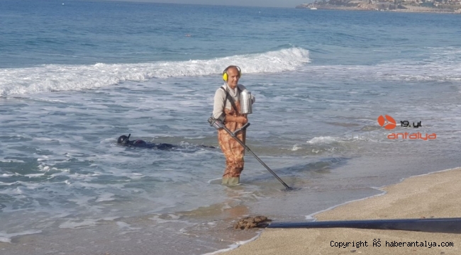 Alanya'da fırtına sonrası eline dedektör alan sahile koştu