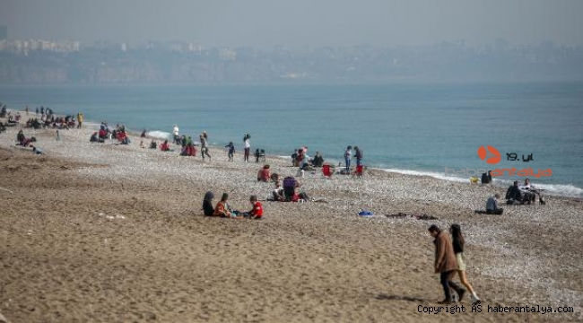 Antalya'da, 65 yaş üstü sahile akın etti