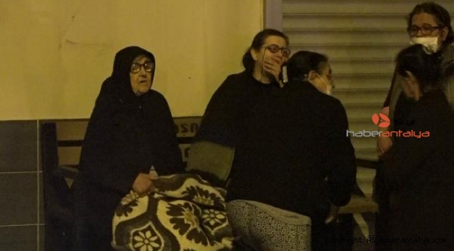 Antalya'da anne- kızın yaşadığı 'çöp' dolu ev, küle döndü !