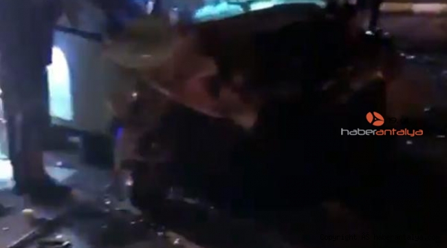 Antalya'da kamyonetle otomobilin feci kazası: 2 ölü !