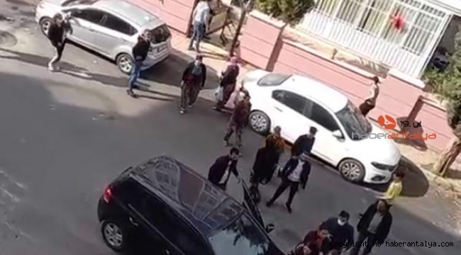 Antalya'da komşu iki aile kavga etti, bir kişi otomobile kafa attı !