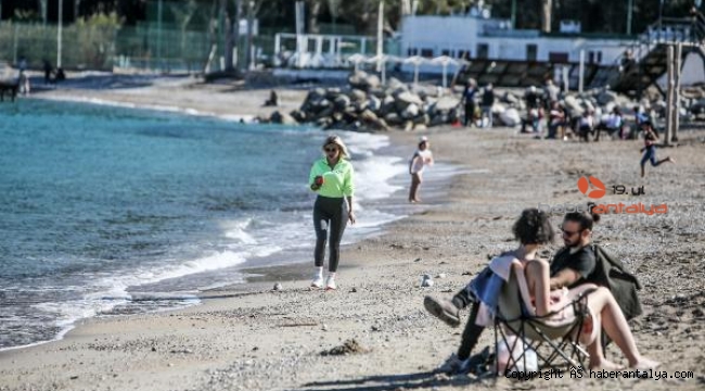 Antalya'da şubat ayının en sıcak gününü sahilde geçirdiler