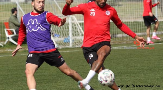 Antalyaspor, 6 yıldır yenemediği Başakşehir'i mağlup etmek istiyor. İşte muhtemel 11