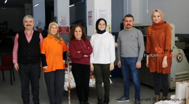 Bu kadınların ojesi de matbaa boyası