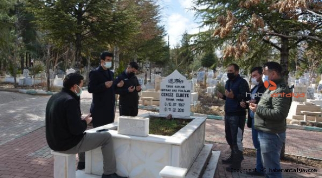 Cengiz Elbeye mezarı başında anıldı
