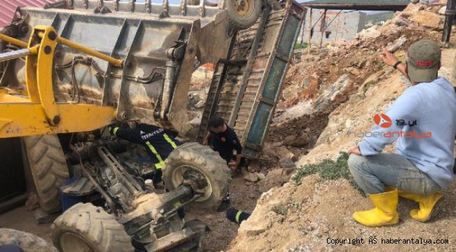 Devrilen traktörün altında kaldı