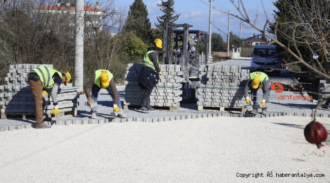Döşemealtı Belediyesinden Yeşilbayır'a parke ve yol çalışması