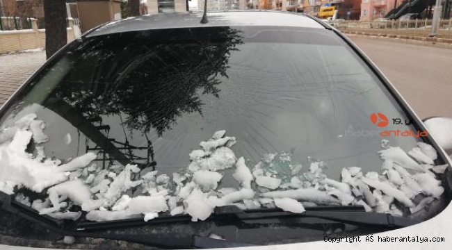 Düşen buz parçası, otomobilin camını kırdı