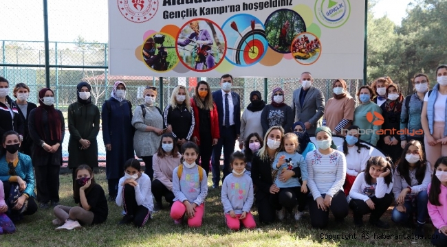 Emniyet çalışanları anne ve kız kampında moral buldu