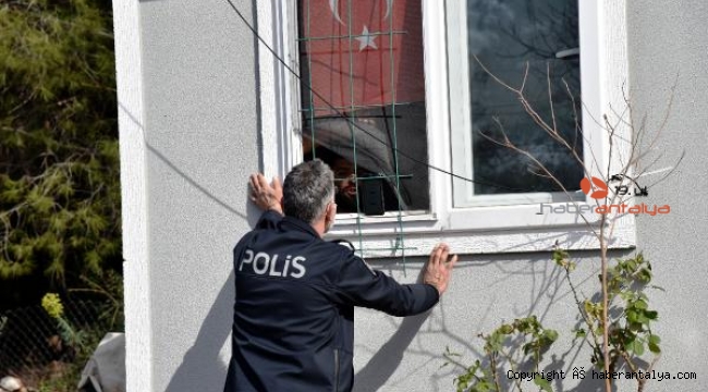 Hazine arazisindeki prefabrik evini yıktırmamak için kendini eve kapattı