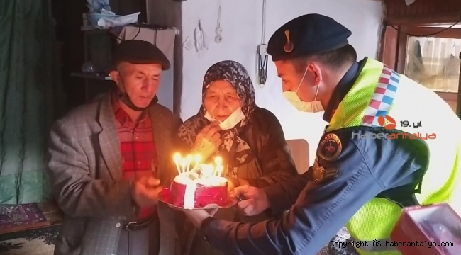 Jandarmadan 55 yıllık çifte sürpriz sevgililer günü kutlaması