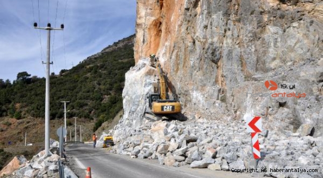 Karayoluna düşen kayanın kaldırılması için çalışmalar hala sürüyor 