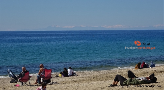 Karla kaplı Toros Dağları manzarası eşliğinde deniz keyfi