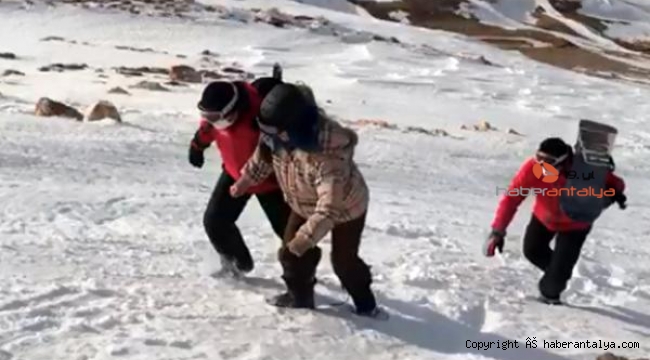 Kayak yaparken mahsur kalan genç kız için seferber oldular