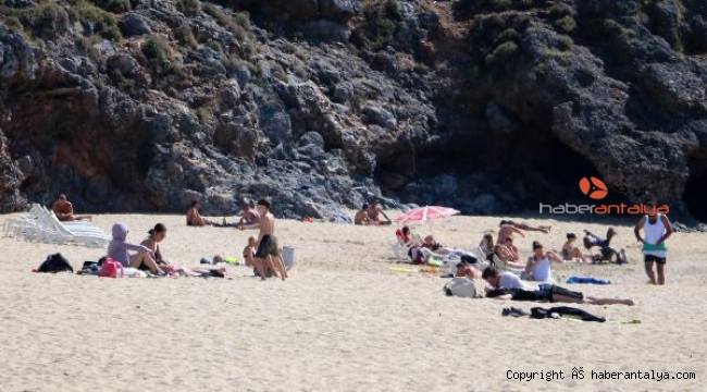 Kısıtlamadan muaf turistler güzel havanın keyfini denizde çıkardı