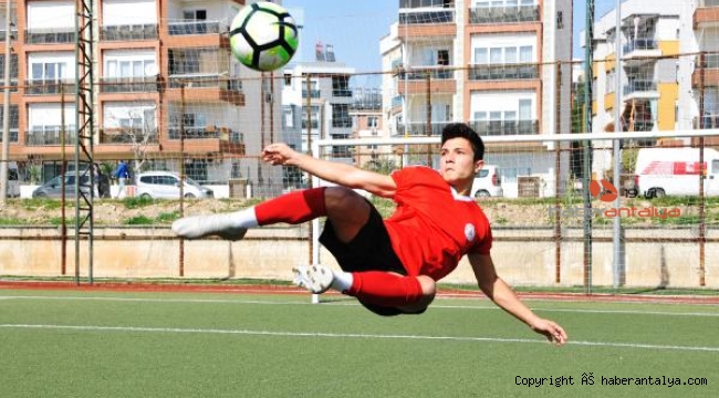 Lösemili Yaşar'ı, futbol aşkı hayata bağladı