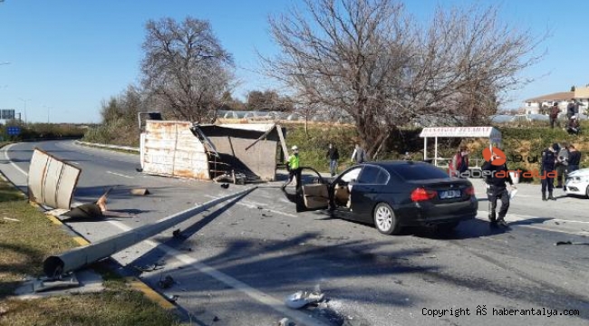 Manavgat'ta kamyon otomobile çarptı: 3 yaralı