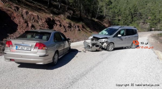 Otomobille hafif ticari araç çarpıştı: 2'si çocuk 5 yaralı