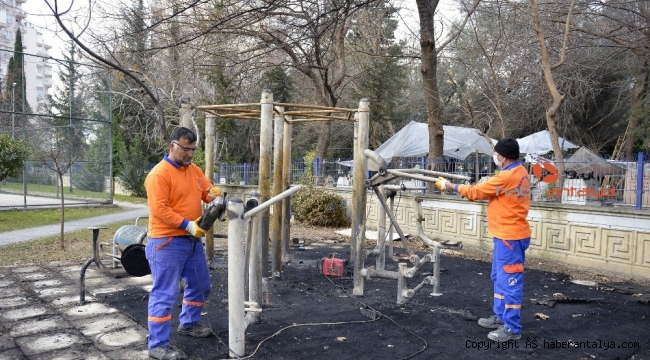 Parkta çıkan yangının izleri siliniyor