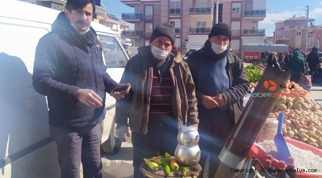 Pazar esnafı tezgahlarının yanına soba kurup ısındı
