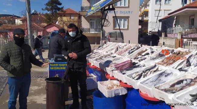 Pazarda soba kurup ısındılar