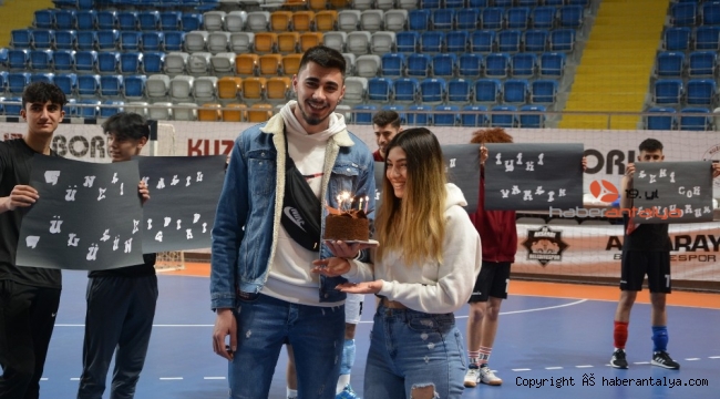 Salonda maç öncesi sevgililer günü kulaması