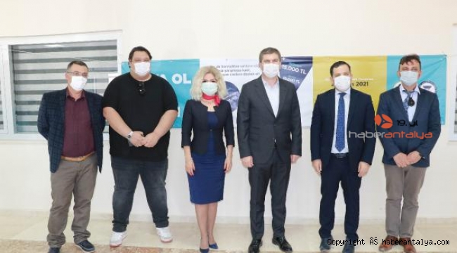 Sokak hayvanı sahiplenen öğrencilere burs
