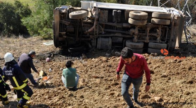 Toprak yol çöktü, hafriyat kamyonu şarampole devrildi
