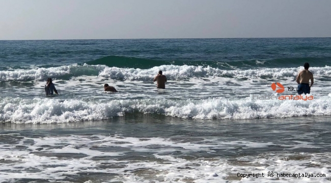 Turistlerin dalgaya rağmen deniz keyfi