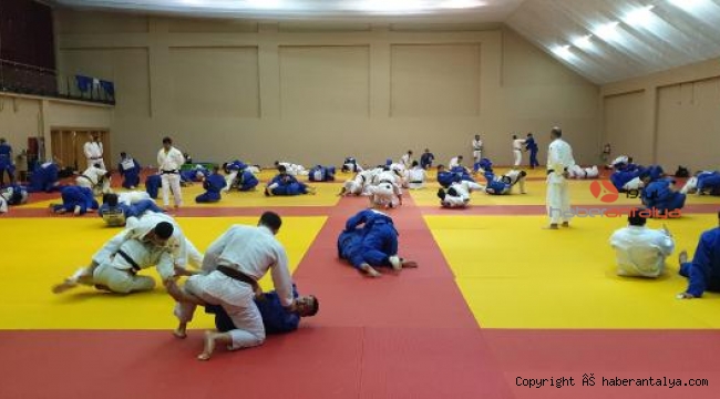 Uluslararası Judo Ortak Çalışma Kampı Kemer'de yapılıyor