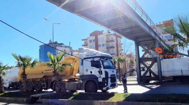 Üst geçidin elektrik kablosu hafriyat kamyonunun üstüne düştü
