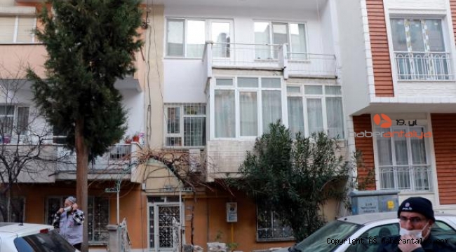 Yaşlı kadını kendi kızı son anda kurtardı