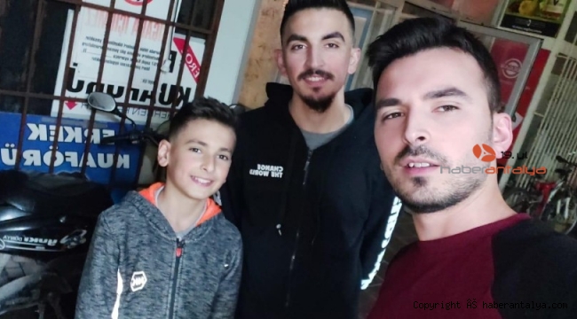 Ali'den sadece ağabeyleriyle çekindiği fotoğraf kaldı