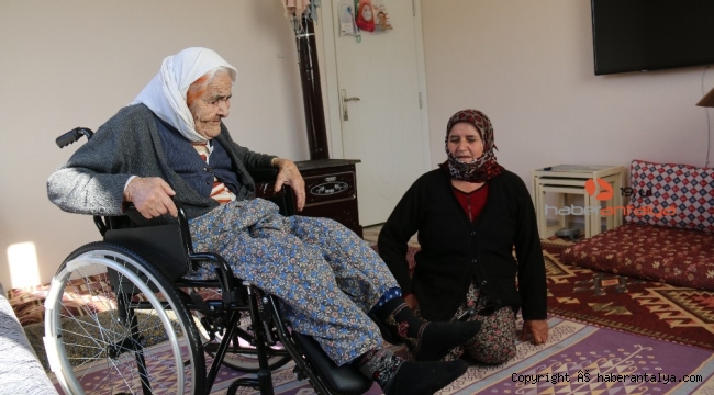 102 yaşındaki Fatma Nine'nin tekerlekli sandalye mutluluğu