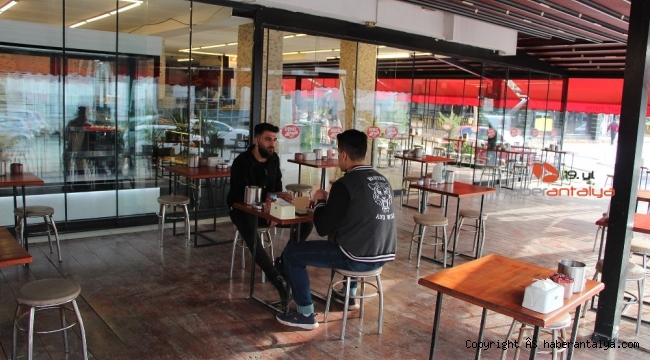 Antalya'da kafe ve restoranlar yüzde 50 kapasiteyle hizmete başladı
