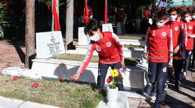 Antalyaspor minikleri 18 Mart sebebiyle Şehitliği ziyaret etti