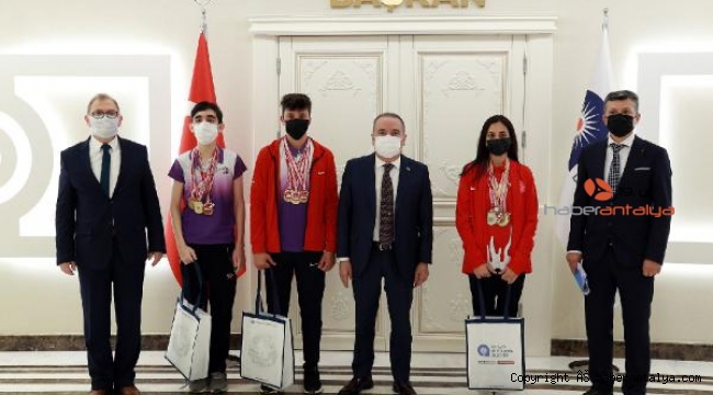 Başkan Böcek başarılı sporcuları ağırladı