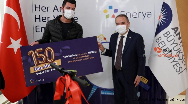 Başkan Böcek'ten 150 bininci doğal gaz abonesine ödül
