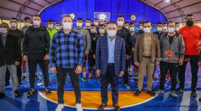 Başkan Böcek&#039;ten &#039;manevi oğlum&#039; dediği İsmail Balaban&#039;a destek