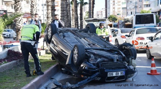 Burhanettin Onat'ta otomobil takla attı. Trafik felç oldu