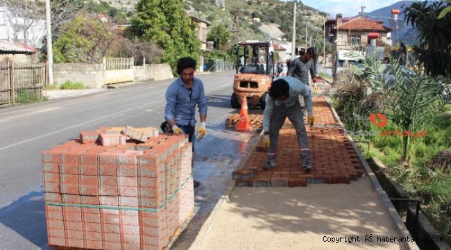 Büyükşehir, Finike Atatürk Caddesi'nin kaldırımını yeniliyor
