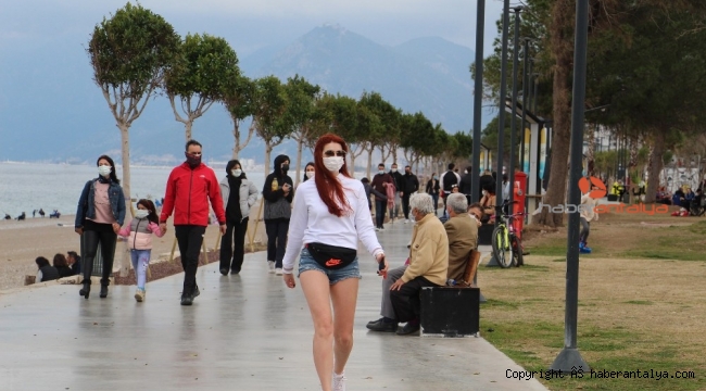 Cumartesi kısıtlamasının olmadığı Antalya'da sahil ve park yoğunluğu