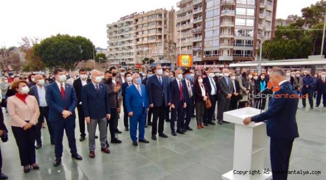 Cumhuriyet Meydanı'nda anıta çelenk