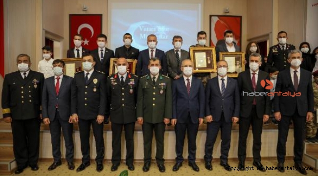Dayısının övünç madalyasıyla asker selamı verdi