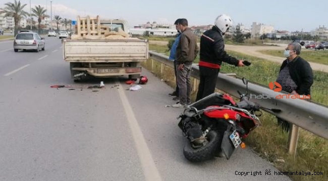 Duran kamyonete çarpan motosikletin sürücüsü öldü