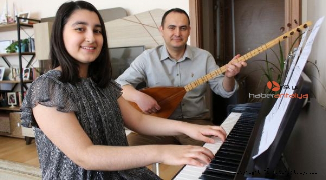 Elif Beste, anne karnındaki kardeşine piyano çalıyor