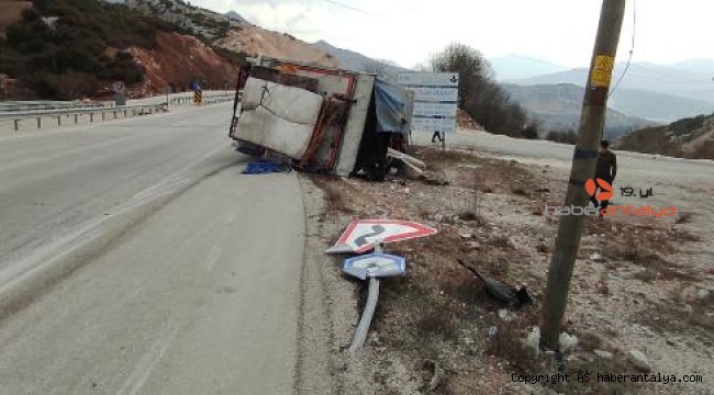 Eşya yüklü kamyonet devrildi