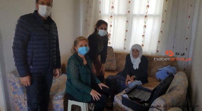Finike'nin en yaşlısına evinde kimlik başvurusu