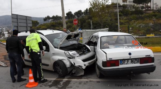 İki otomobil çarpıştı: 1 yaralı